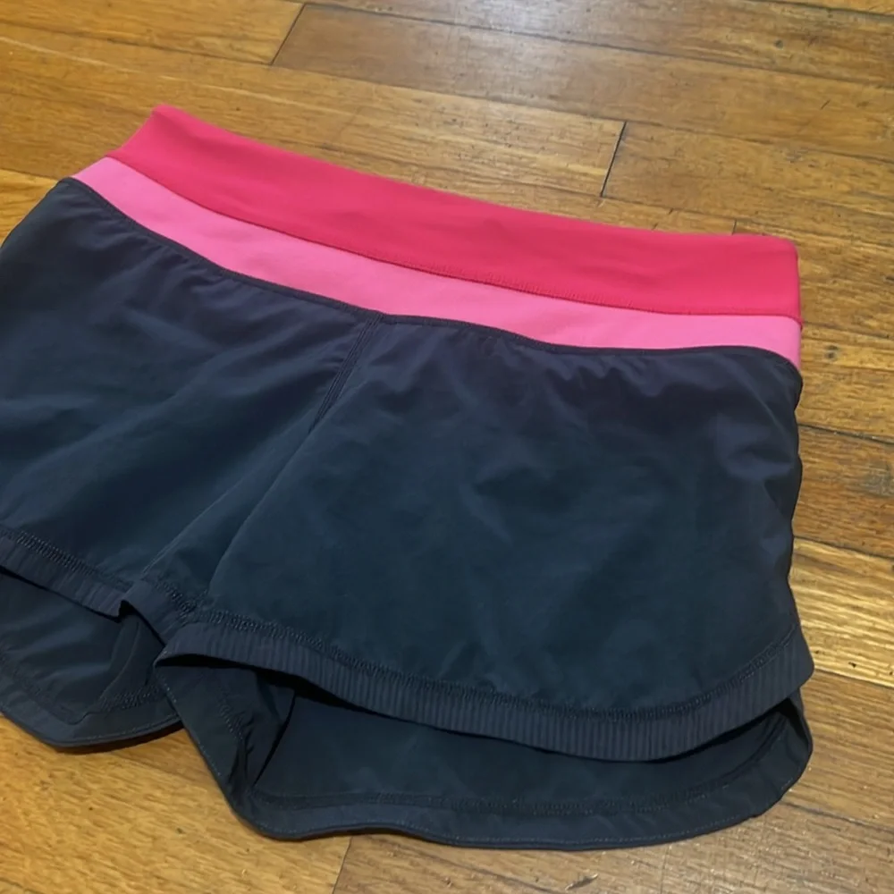 Lululemon The Groovy Run Shorts in Black & Pink Stripe, size 4 - Picture 5 of 11